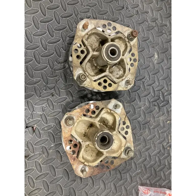1999 Yamaha Warrior YFM350 OEM Front Spindle Knuckles Hubs & Rotors Left & Right